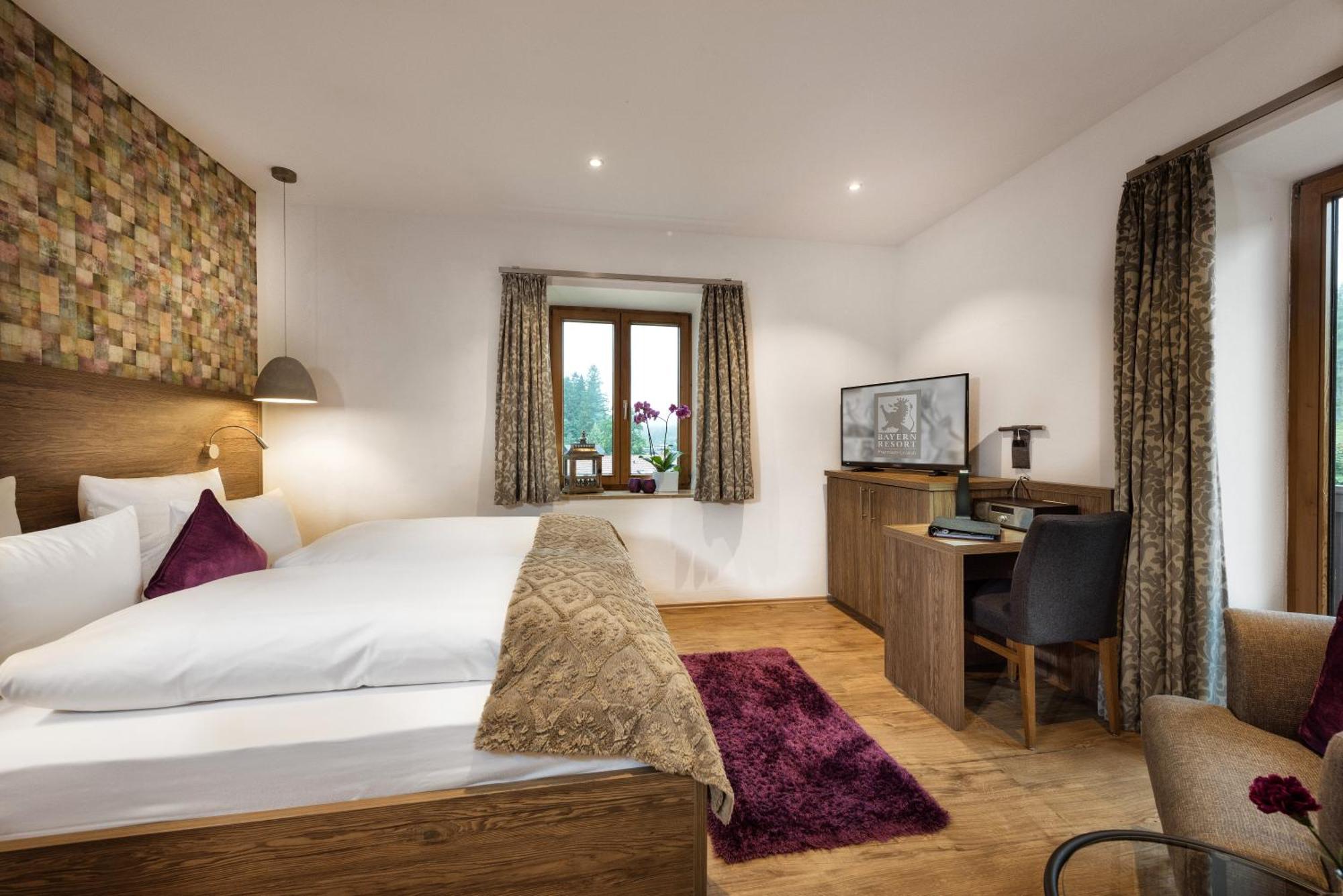 Bayern Resort Hotel - Adults Only - Mit Zugspitzblick - Eibsee-Naehe - Wellnessbereich - Naturpool Im Sommer Грайнау Экстерьер фото