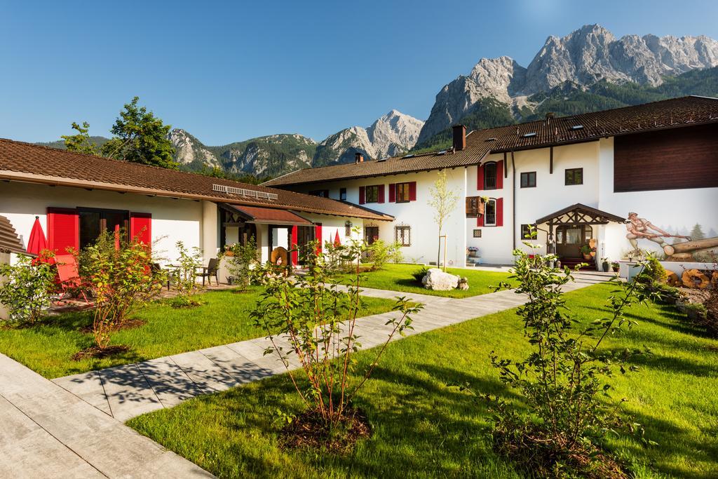 Bayern Resort Hotel - Adults Only - Mit Zugspitzblick - Eibsee-Naehe - Wellnessbereich - Naturpool Im Sommer Грайнау Экстерьер фото